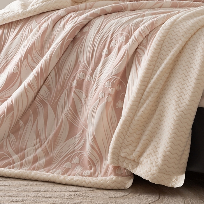 91家纺网 家纺一手货源 找家纺 印季家纺 2025新款三层夹棉花卉款-雕花绒毛毯毯子多功能盖毯 雕花绒+贝贝绒-铃兰梦境-粉色