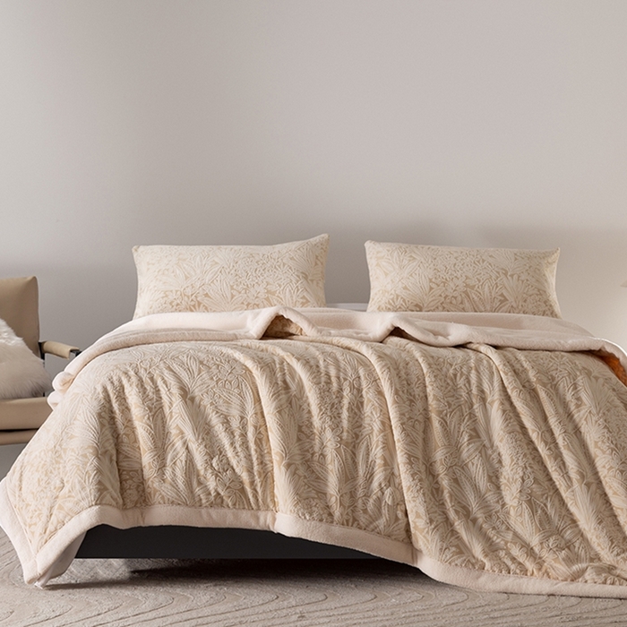 91家纺网 家纺一手货源 找家纺 印季家纺 2025新款三层夹棉花卉款-雕花绒毛毯毯子多功能盖毯 雕花绒+羊羔绒-山茶庄园-米黄