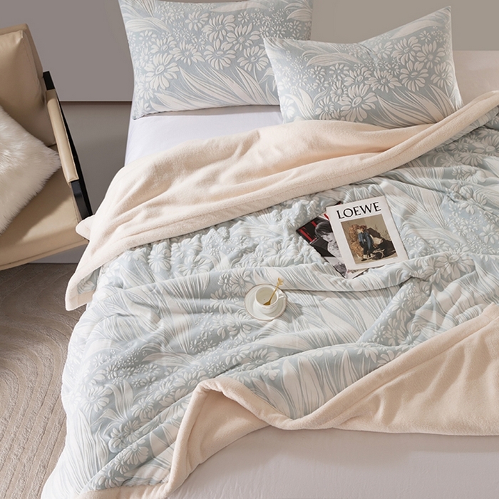 印季家纺 2025新款三层夹棉花卉款-雕花绒毛毯毯子多功能盖毯 雕花绒+羊羔绒-冬日恋歌-蓝色