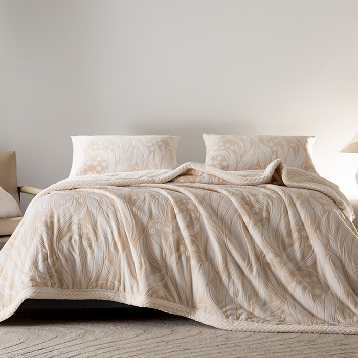 91家纺网 家纺一手货源 找家纺 印季家纺 2025新款三层夹棉花卉款-雕花绒毛毯毯子多功能盖毯 雕花绒+贝贝绒-铃兰梦境-米黄