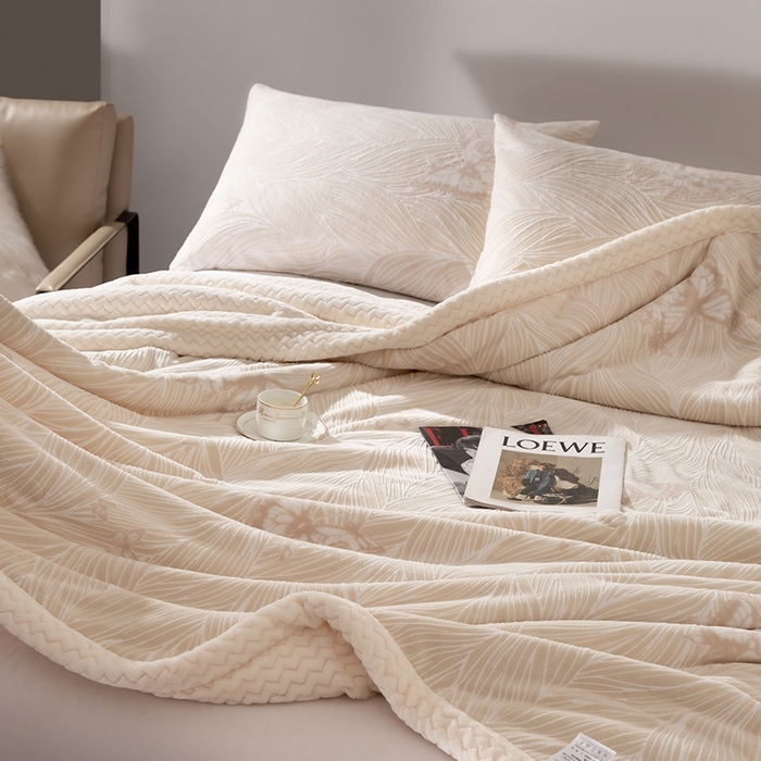 91家纺网 家纺一手货源 找家纺 印季家纺 2025新款三层夹棉花卉款-雕花绒毛毯毯子多功能盖毯 雕花绒+贝贝绒-玉蝶霓裳