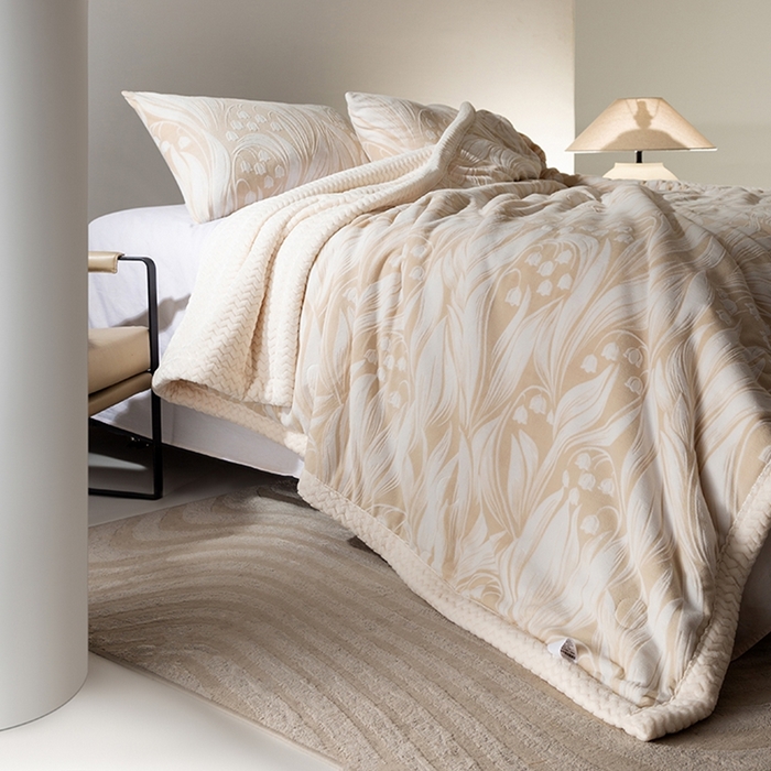 91家纺网 家纺一手货源 找家纺 印季家纺 2025新款三层夹棉花卉款-雕花绒毛毯毯子多功能盖毯 雕花绒+贝贝绒-铃兰梦境-米黄