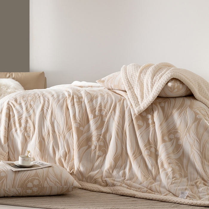 91家纺网 家纺一手货源 找家纺 印季家纺 2025新款三层夹棉花卉款-雕花绒毛毯毯子多功能盖毯 雕花绒+贝贝绒-铃兰梦境-米黄