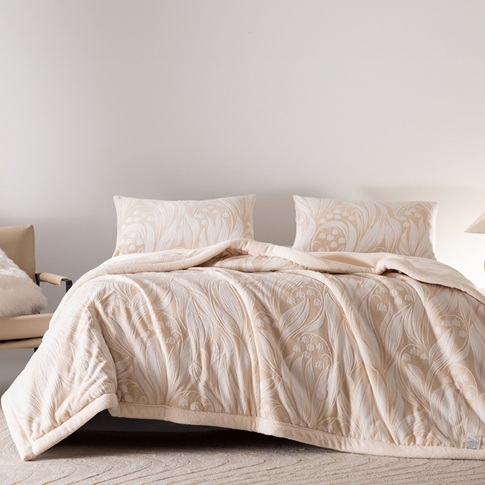 91家纺网 家纺一手货源 找家纺 印季家纺 2025新款三层夹棉花卉款-雕花绒毛毯毯子多功能盖毯 雕花绒+羊羔绒-铃兰梦境-米黄