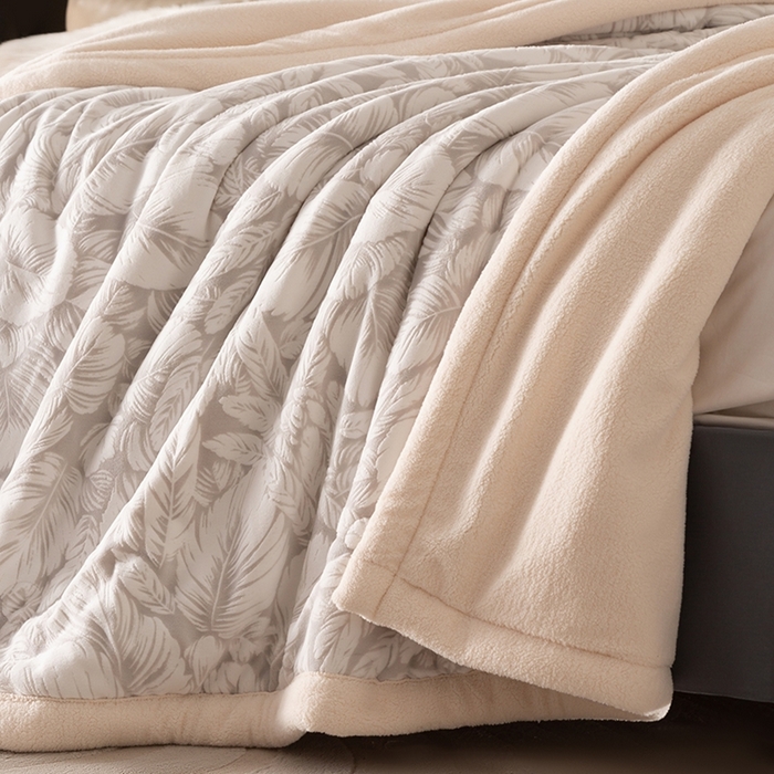 91家纺网 家纺一手货源 找家纺 印季家纺 2025新款三层夹棉花卉款-雕花绒毛毯毯子多功能盖毯 雕花绒+羊羔绒-一叶知秋-灰色