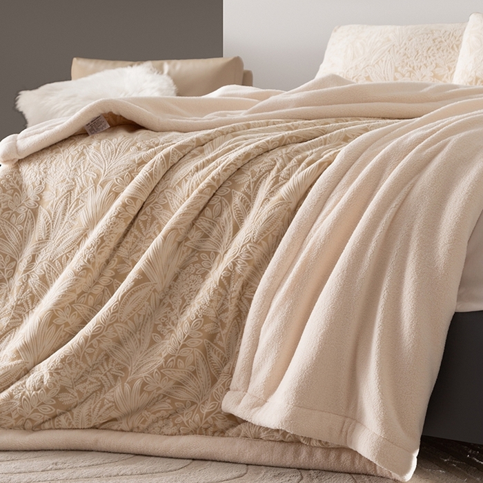 91家纺网 家纺一手货源 找家纺 印季家纺 2025新款三层夹棉花卉款-雕花绒毛毯毯子多功能盖毯 雕花绒+羊羔绒-山茶庄园-米黄