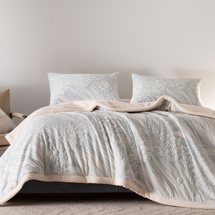 91家纺网 家纺一手货源 找家纺 印季家纺 2025新款三层夹棉花卉款-雕花绒毛毯毯子多功能盖毯 雕花绒+羊羔绒-冬日恋歌-蓝色