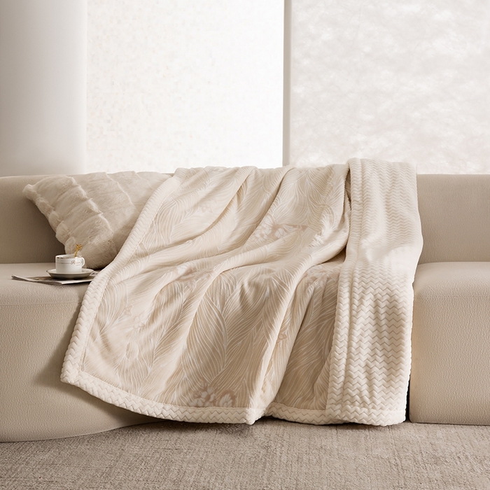 91家纺网 家纺一手货源 找家纺 印季家纺 2025新款三层夹棉花卉款-雕花绒毛毯毯子多功能盖毯 雕花绒+贝贝绒-玉蝶霓裳