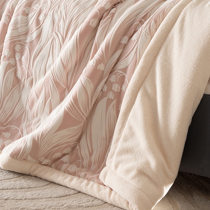 91家纺网 家纺一手货源 找家纺 印季家纺 2025新款三层夹棉花卉款-雕花绒毛毯毯子多功能盖毯 雕花绒+羊羔绒-铃兰梦境-粉色