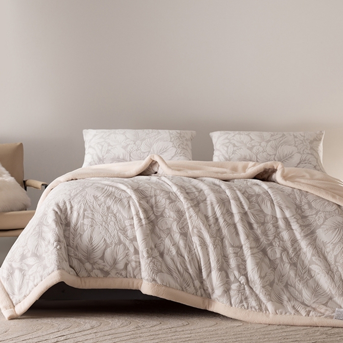 91家纺网 家纺一手货源 找家纺 印季家纺 2025新款三层夹棉花卉款-雕花绒毛毯毯子多功能盖毯 雕花绒+羊羔绒-一叶知秋-灰色