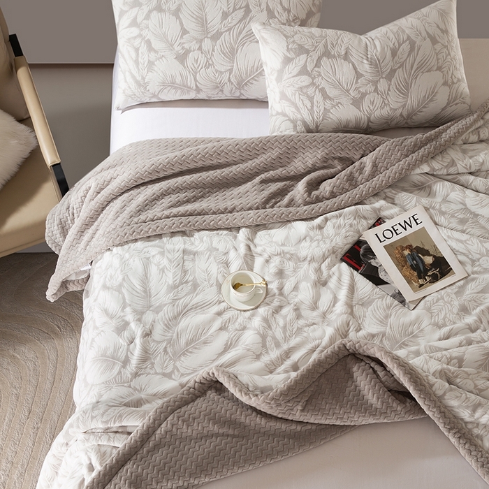 印季家纺 2025新款三层夹棉花卉款-雕花绒毛毯毯子多功能盖毯 雕花绒+贝贝绒-一叶知秋-灰色