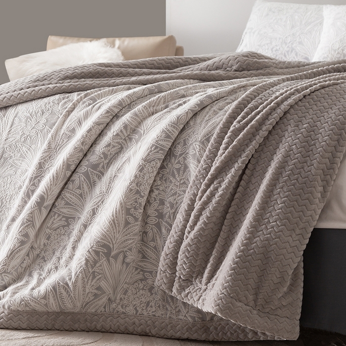 91家纺网 家纺一手货源 找家纺 印季家纺 2025新款三层夹棉花卉款-雕花绒毛毯毯子多功能盖毯 雕花绒+贝贝绒-山茶庄园-灰色