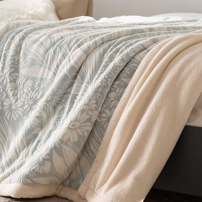 91家纺网 家纺一手货源 找家纺 印季家纺 2025新款三层夹棉花卉款-雕花绒毛毯毯子多功能盖毯 雕花绒+羊羔绒-冬日恋歌-蓝色