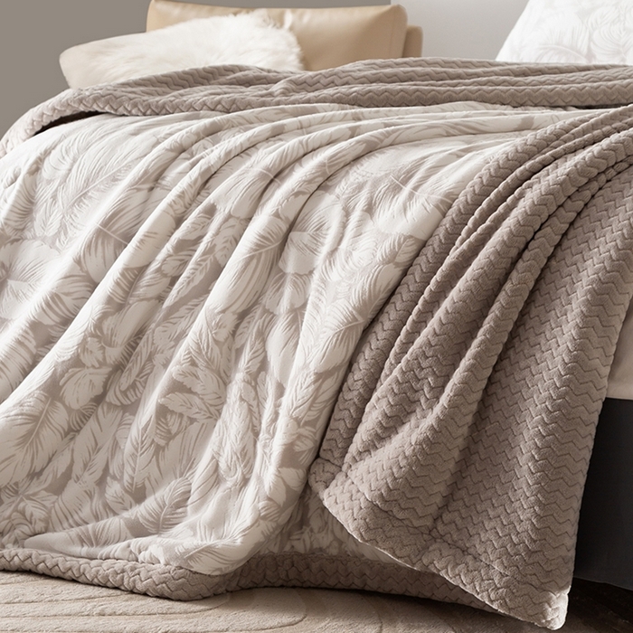 91家纺网 家纺一手货源 找家纺 印季家纺 2025新款三层夹棉花卉款-雕花绒毛毯毯子多功能盖毯 雕花绒+贝贝绒-一叶知秋-灰色