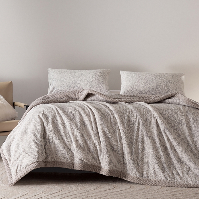 91家纺网 家纺一手货源 找家纺 印季家纺 2025新款三层夹棉花卉款-雕花绒毛毯毯子多功能盖毯 雕花绒+贝贝绒-山茶庄园-灰色