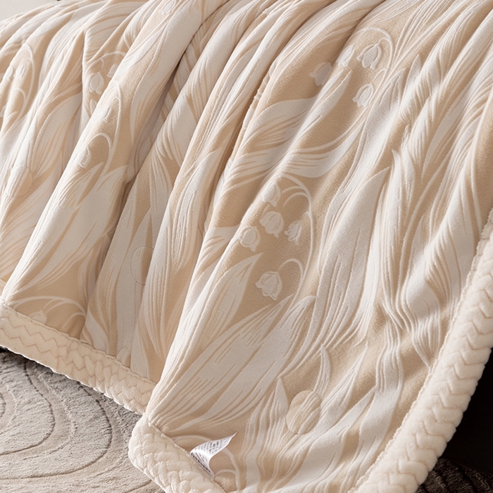 91家纺网 家纺一手货源 找家纺 印季家纺 2025新款三层夹棉花卉款-雕花绒毛毯毯子多功能盖毯 雕花绒+贝贝绒-铃兰梦境-米黄