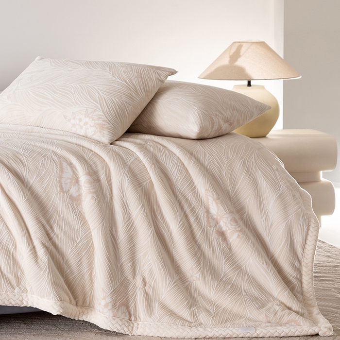 91家纺网 家纺一手货源 找家纺 印季家纺 2025新款三层夹棉花卉款-雕花绒毛毯毯子多功能盖毯 雕花绒+贝贝绒-玉蝶霓裳