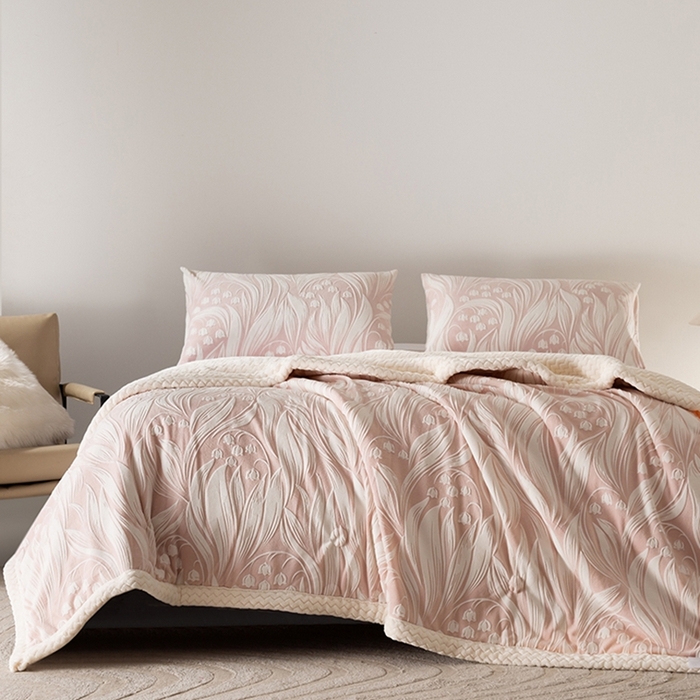 91家纺网 家纺一手货源 找家纺 印季家纺 2025新款三层夹棉花卉款-雕花绒毛毯毯子多功能盖毯 雕花绒+贝贝绒-铃兰梦境-粉色