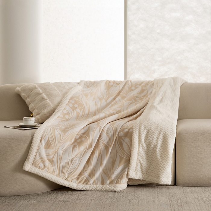 91家纺网 家纺一手货源 找家纺 印季家纺 2025新款三层夹棉花卉款-雕花绒毛毯毯子多功能盖毯 雕花绒+贝贝绒-铃兰梦境-米黄