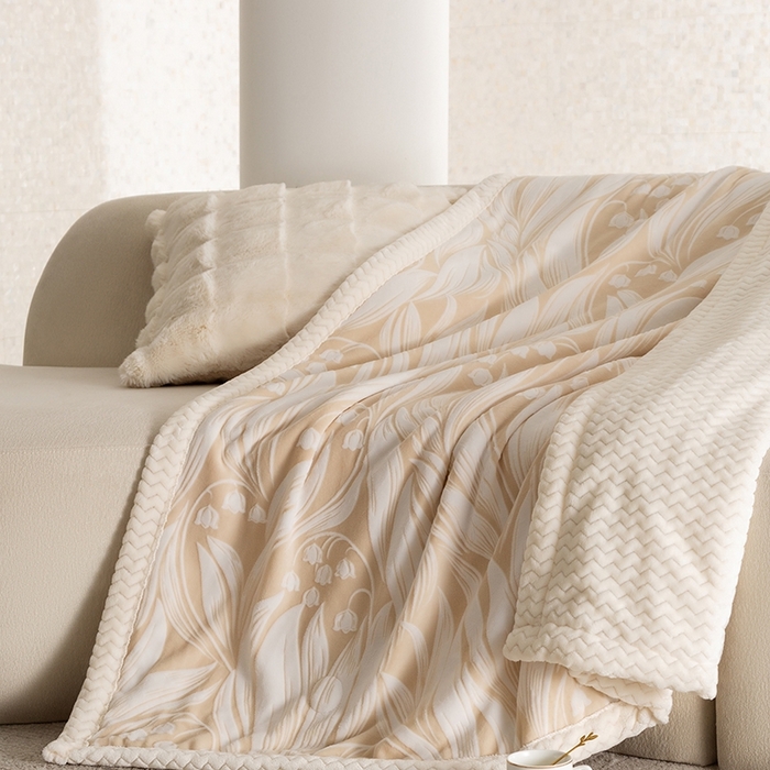 91家纺网 家纺一手货源 找家纺 印季家纺 2025新款三层夹棉花卉款-雕花绒毛毯毯子多功能盖毯 雕花绒+贝贝绒-铃兰梦境-米黄