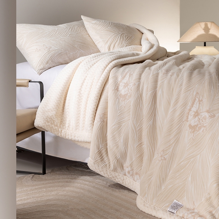 91家纺网 家纺一手货源 找家纺 印季家纺 2025新款三层夹棉花卉款-雕花绒毛毯毯子多功能盖毯 雕花绒+贝贝绒-玉蝶霓裳