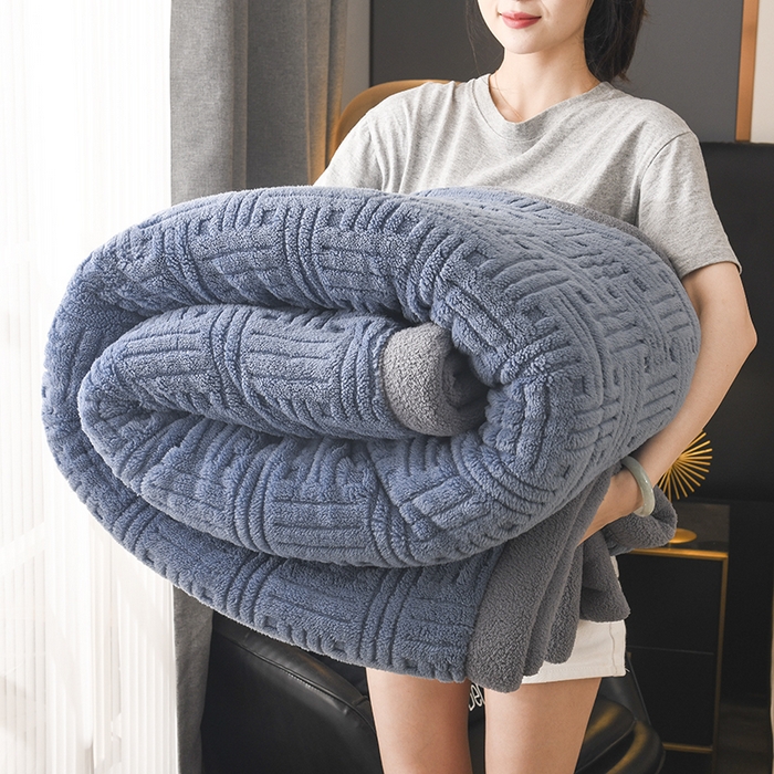 91家纺网 家纺一手货源 找家纺 印季家纺 2025秋冬新款三层夹棉立体舒棉绒毛毯毯子多功能盖毯 柔蓝+灰