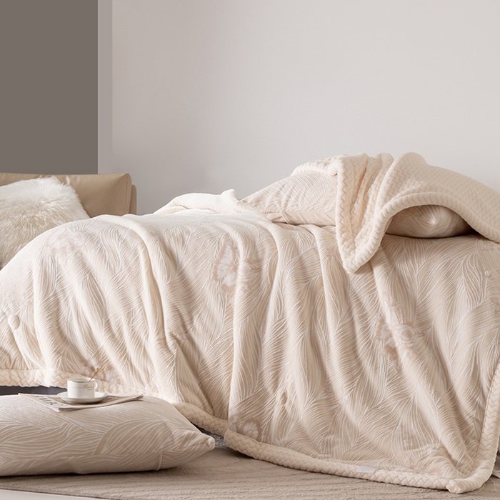 91家纺网 家纺一手货源 找家纺 印季家纺 2025新款三层夹棉花卉款-雕花绒毛毯毯子多功能盖毯 雕花绒+贝贝绒-玉蝶霓裳