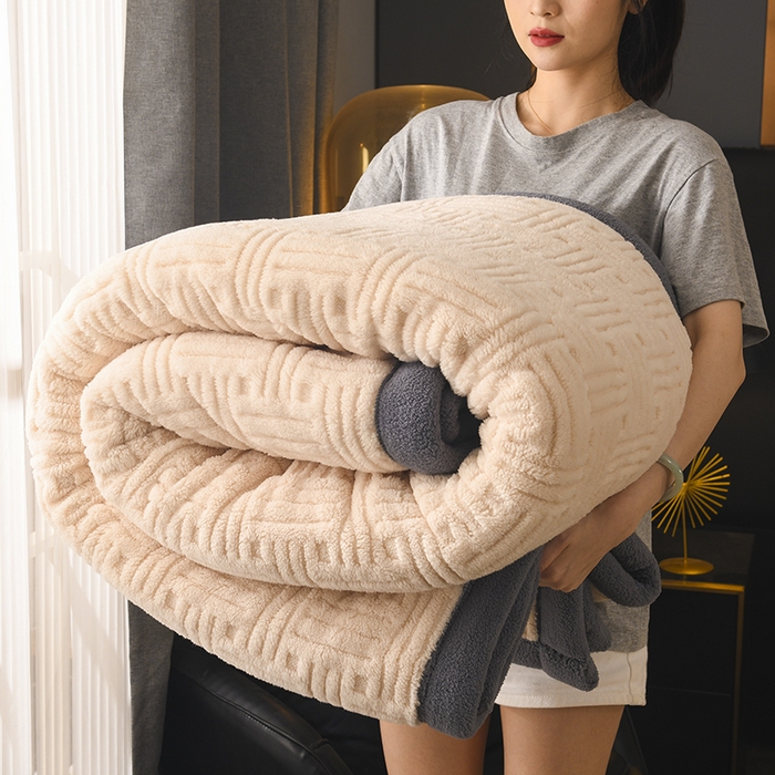 91家纺网 家纺一手货源 找家纺 印季家纺 2025秋冬新款三层夹棉立体舒棉绒毛毯毯子多功能盖毯 米白+灰