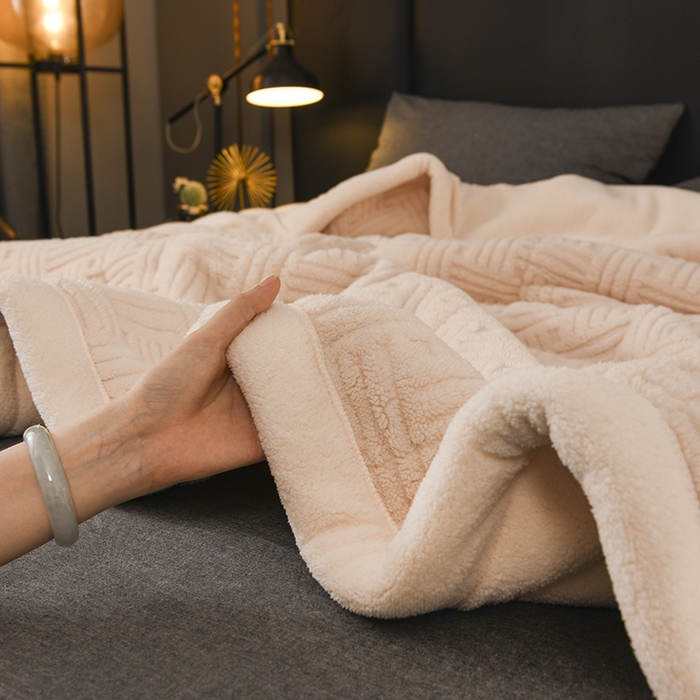 91家纺网 家纺一手货源 找家纺 （总）印季家纺 2025秋冬新款三层夹棉立体舒棉绒毛毯毯子多功能盖毯