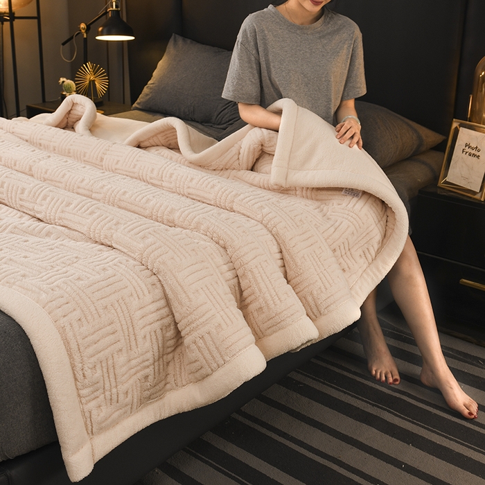 91家纺网 家纺一手货源 找家纺 （总）印季家纺 2025秋冬新款三层夹棉立体舒棉绒毛毯毯子多功能盖毯