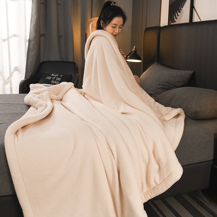 91家纺网 家纺一手货源 找家纺 印季家纺 2025秋冬新款三层夹棉立体舒棉绒毛毯毯子多功能盖毯 米白