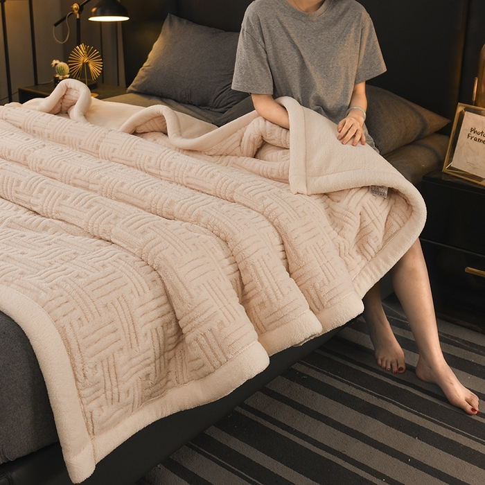 91家纺网 家纺一手货源 找家纺 印季家纺 2025秋冬新款三层夹棉立体舒棉绒毛毯毯子多功能盖毯 米白