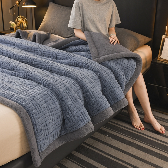 91家纺网 家纺一手货源 找家纺 印季家纺 2025秋冬新款三层夹棉立体舒棉绒毛毯毯子多功能盖毯 柔蓝+灰