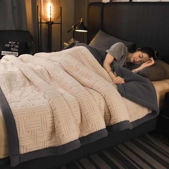 91家纺网 家纺一手货源 找家纺 印季家纺 2025秋冬新款三层夹棉立体舒棉绒毛毯毯子多功能盖毯 米白+灰