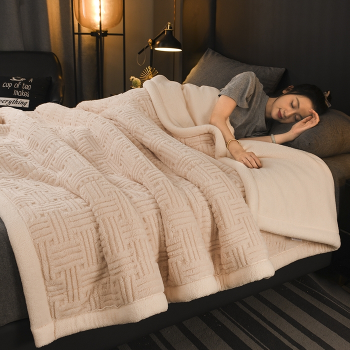 91家纺网 家纺一手货源 找家纺 印季家纺 2025秋冬新款三层夹棉立体舒棉绒毛毯毯子多功能盖毯 米白