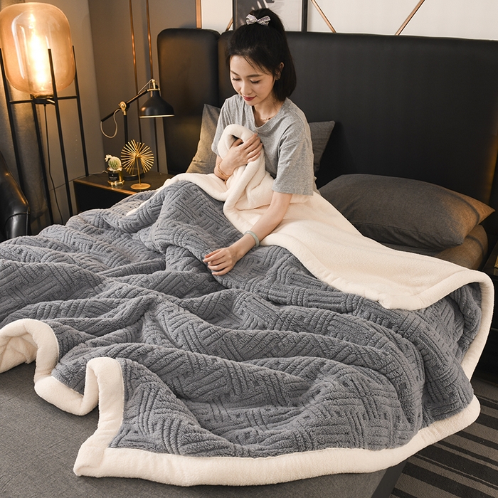 91家纺网 家纺一手货源 找家纺 印季家纺 2025秋冬新款三层夹棉立体舒棉绒毛毯毯子多功能盖毯 烟灰