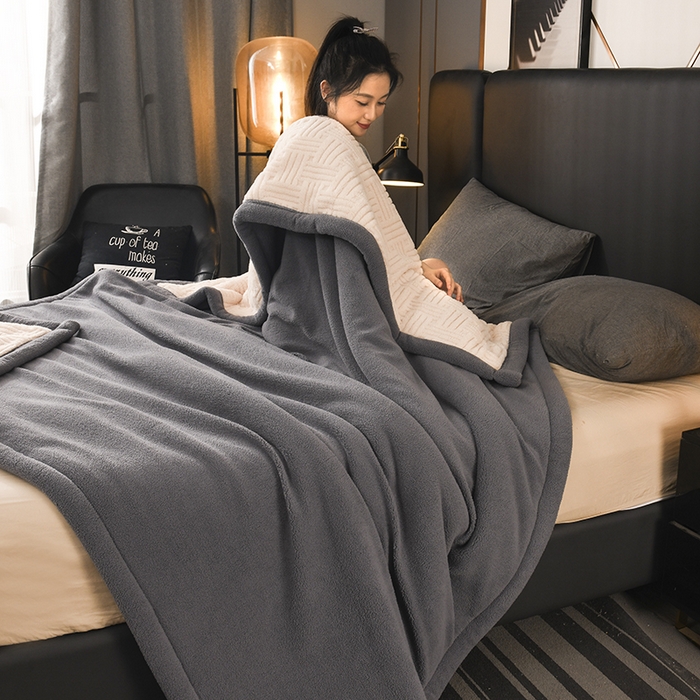 91家纺网 家纺一手货源 找家纺 印季家纺 2025秋冬新款三层夹棉立体舒棉绒毛毯毯子多功能盖毯 米白+灰