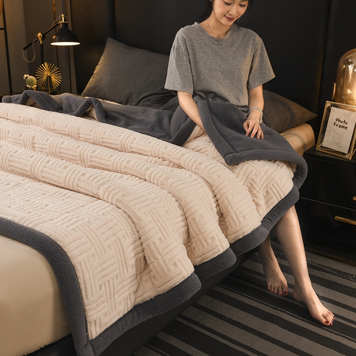 91家纺网 家纺一手货源 找家纺 印季家纺 2025秋冬新款三层夹棉立体舒棉绒毛毯毯子多功能盖毯 米白+灰