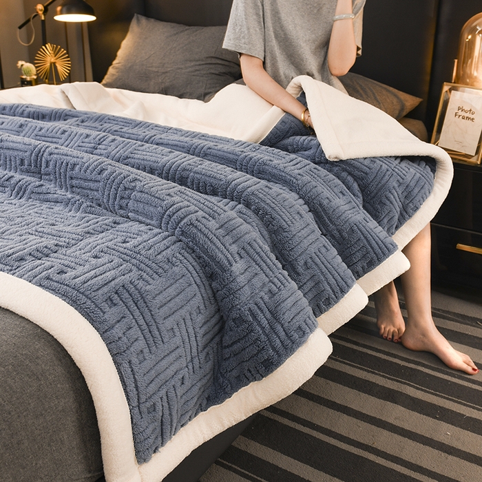 91家纺网 家纺一手货源 找家纺 印季家纺 2025秋冬新款三层夹棉立体舒棉绒毛毯毯子多功能盖毯 柔蓝