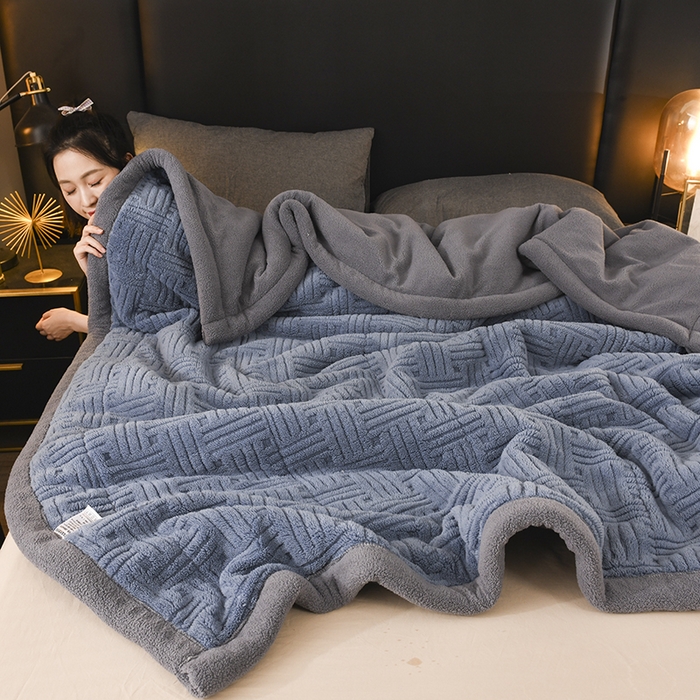 91家纺网 家纺一手货源 找家纺 印季家纺 2025秋冬新款三层夹棉立体舒棉绒毛毯毯子多功能盖毯 柔蓝+灰