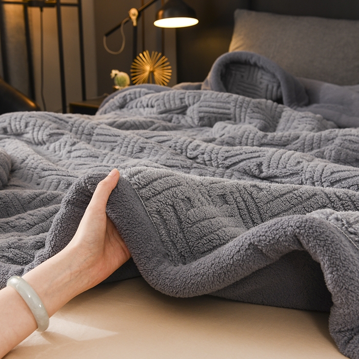 91家纺网 家纺一手货源 找家纺 印季家纺 2025秋冬新款三层夹棉立体舒棉绒毛毯毯子多功能盖毯 烟灰+灰