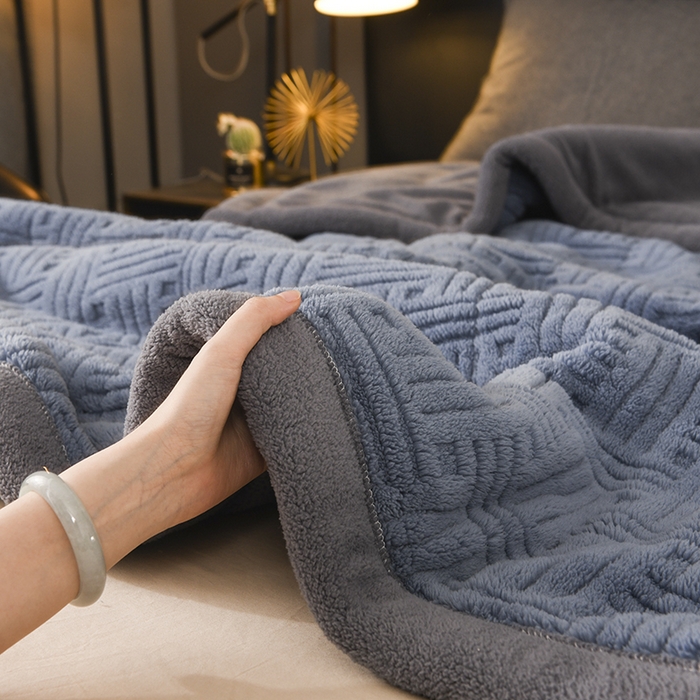 91家纺网 家纺一手货源 找家纺 印季家纺 2025秋冬新款三层夹棉立体舒棉绒毛毯毯子多功能盖毯 柔蓝+灰