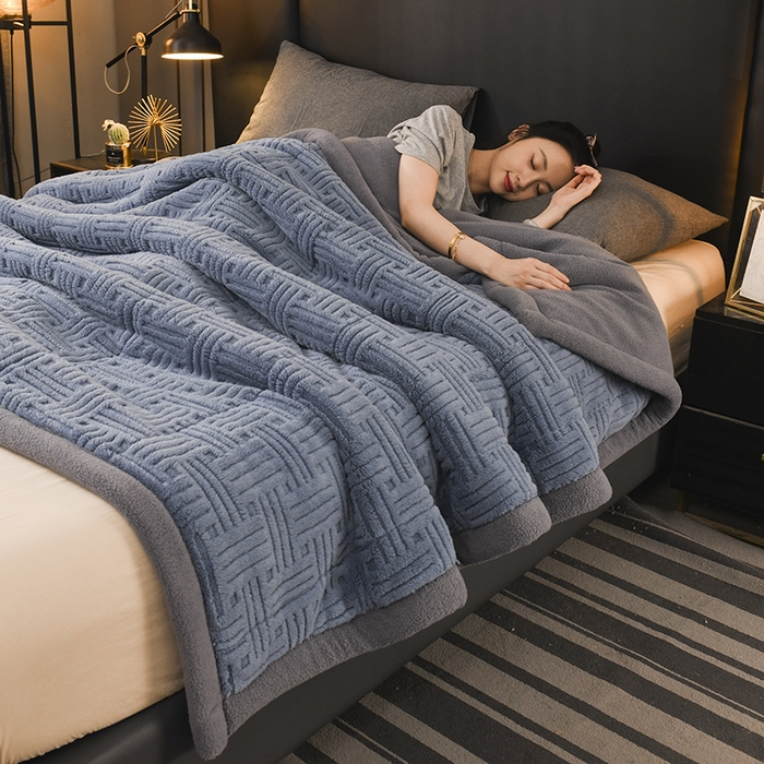 91家纺网 家纺一手货源 找家纺 印季家纺 2025秋冬新款三层夹棉立体舒棉绒毛毯毯子多功能盖毯 柔蓝+灰