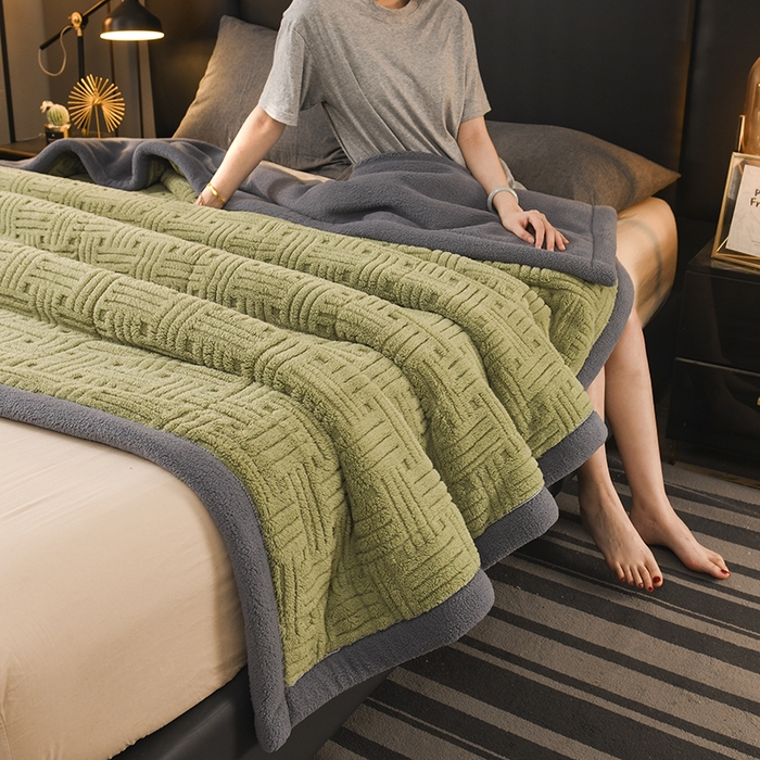91家纺网 家纺一手货源 找家纺 印季家纺 2025秋冬新款三层夹棉立体舒棉绒毛毯毯子多功能盖毯 嫩绿+灰