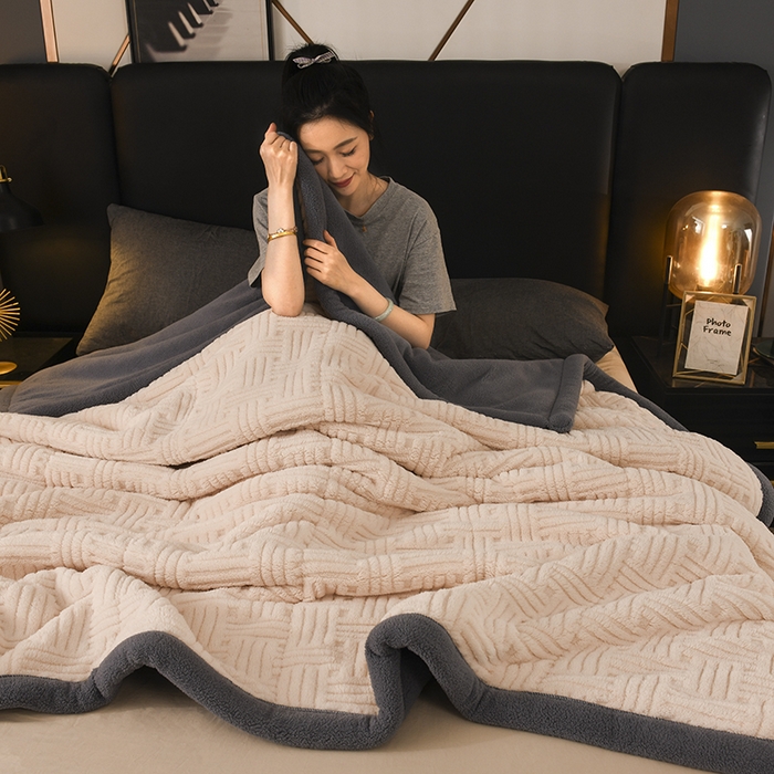 91家纺网 家纺一手货源 找家纺 印季家纺 2025秋冬新款三层夹棉立体舒棉绒毛毯毯子多功能盖毯 米白+灰