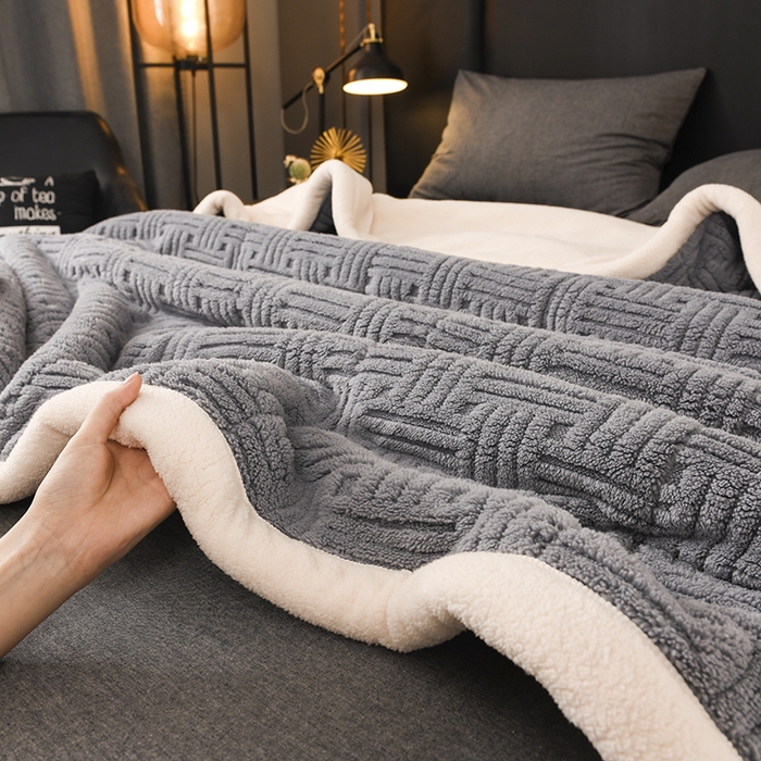 91家纺网 家纺一手货源 找家纺 印季家纺 2025秋冬新款三层夹棉立体舒棉绒毛毯毯子多功能盖毯 烟灰