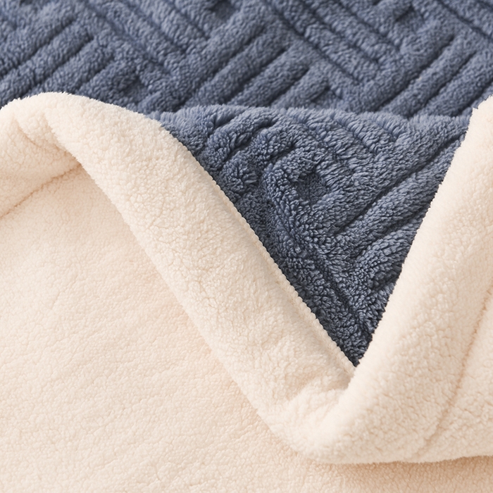 91家纺网 家纺一手货源 找家纺 印季家纺 2025秋冬新款三层夹棉立体舒棉绒毛毯毯子多功能盖毯 柔蓝