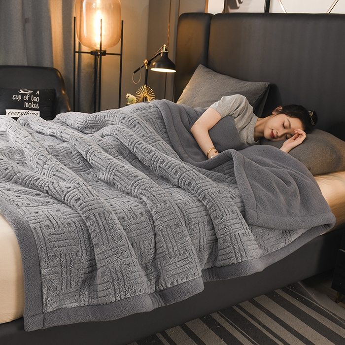 91家纺网 家纺一手货源 找家纺 印季家纺 2025秋冬新款三层夹棉立体舒棉绒毛毯毯子多功能盖毯 烟灰+灰