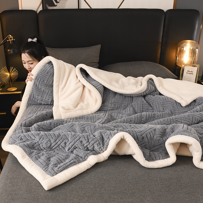 91家纺网 家纺一手货源 找家纺 印季家纺 2025秋冬新款三层夹棉立体舒棉绒毛毯毯子多功能盖毯 烟灰