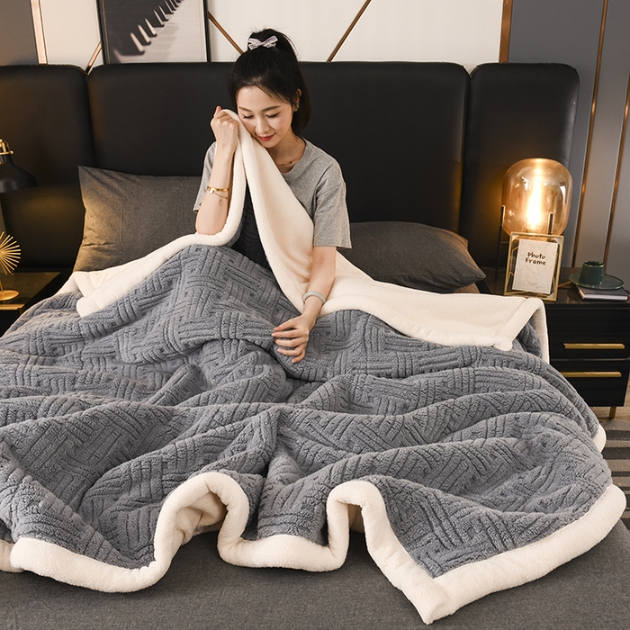 91家纺网 家纺一手货源 找家纺 印季家纺 2025秋冬新款三层夹棉立体舒棉绒毛毯毯子多功能盖毯 烟灰